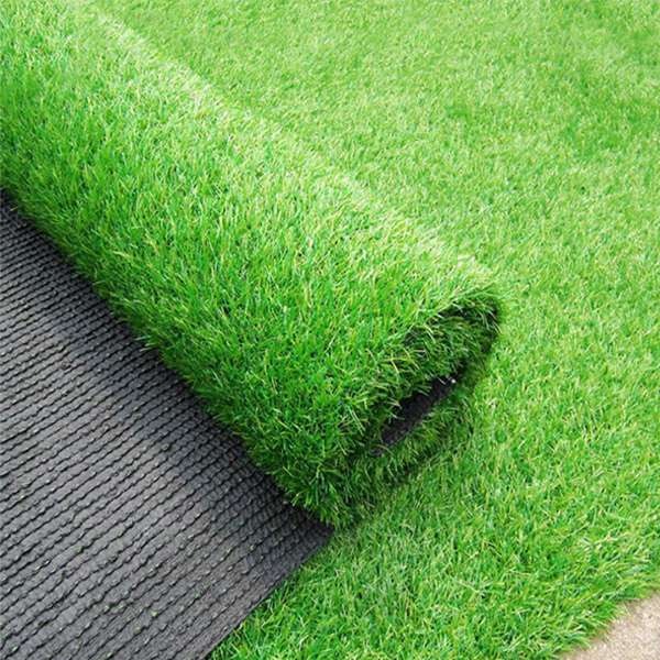 Nên vệ sinh cỏ nhân tạo thường xuyên