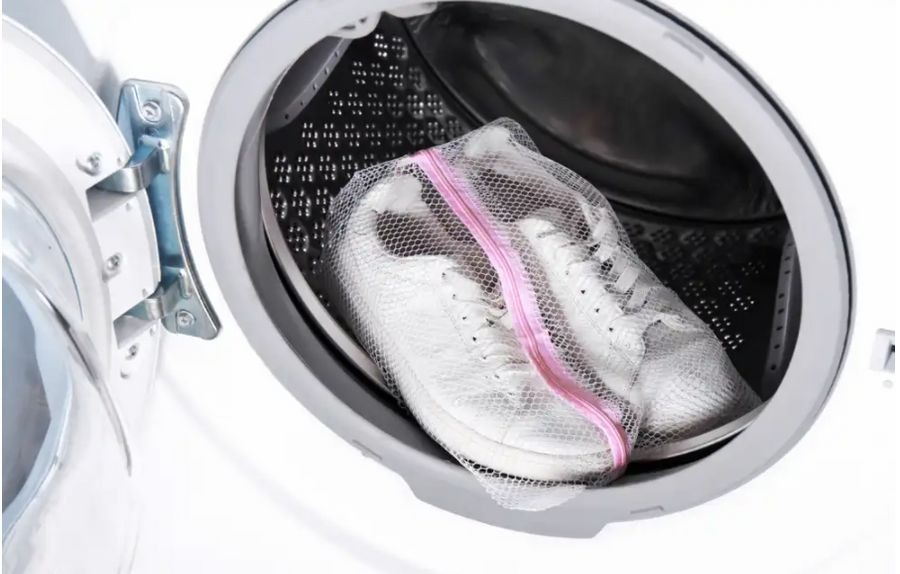 Việc giặt giày bằng máy giặt là hoàn toàn có thể