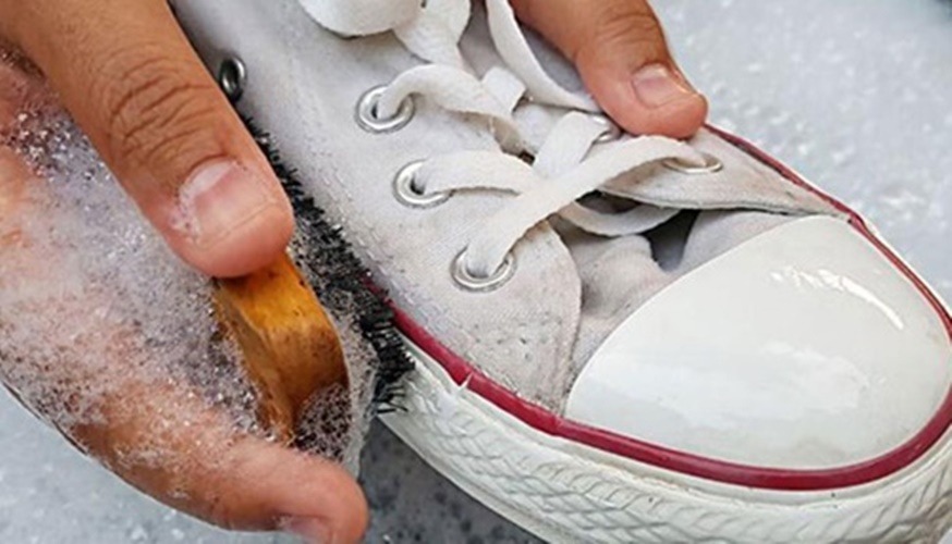 Cho dung dịch tẩy rửa chuyên dụng lên giày 