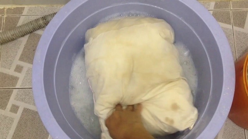Giặt ruột gối bằng dung dịch hàn the và thuốc tẩy